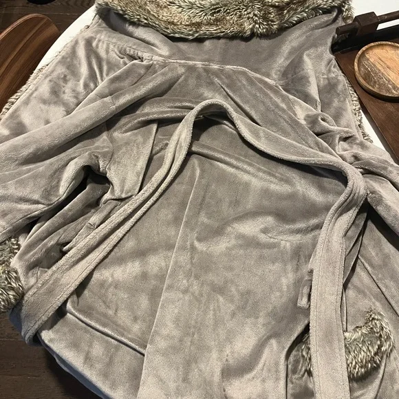 Pottery Barn Cozy Fur Robe Excellent! - Picture 5 of 5